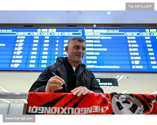 成都蓉城新帅阿洛伊西抵达成都，新赛季将与执教浙江队的兄长上演兄弟对决。